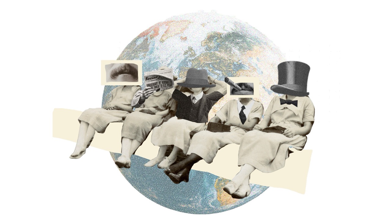 Frauen sitzen aufgereiht auf einer Bank. Sie tragen Männerhüte und Zeitungen vor dem Gesicht um sich als Männer zu tarnen. >
                </div>
                <div class=